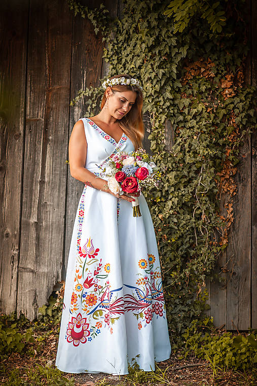 Spoločenské šaty (Vajnorský ľudový ornament zo Slovenska) (na mieru  - Biela s farebným ornamentom)