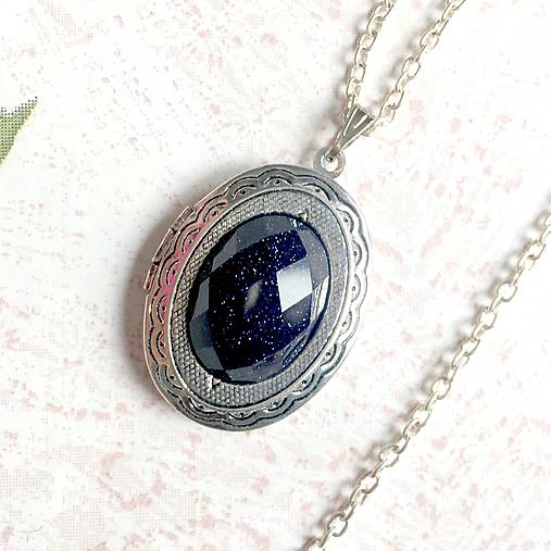 Oval Gemstone Antique Silver Locket Necklace / Otvárací medailón (Blue Faceted Sunstone)