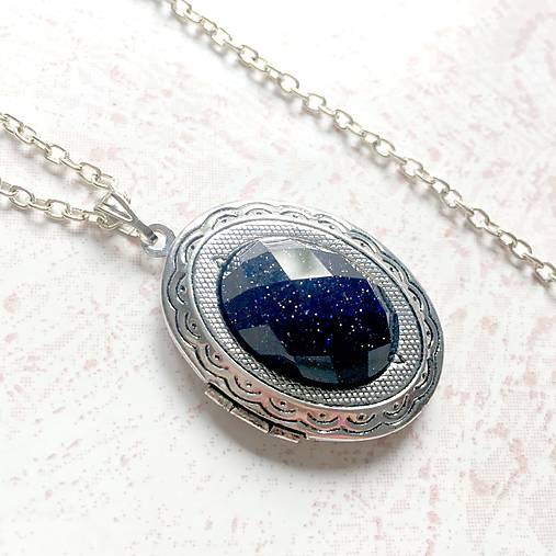 Oval Gemstone Antique Silver Locket Necklace / Otvárací medailón (Blue Faceted Sunstone)