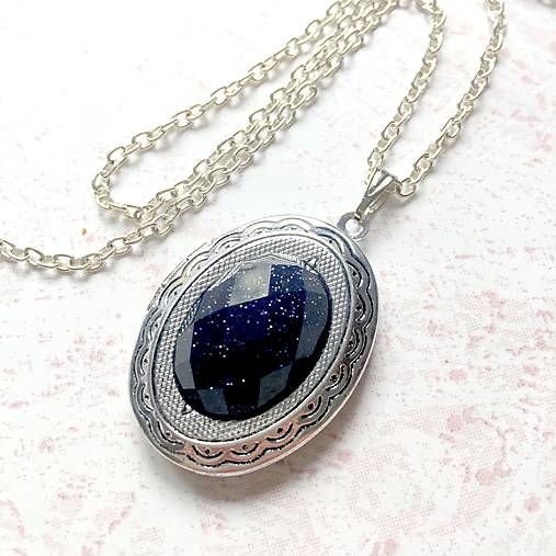 Oval Gemstone Antique Silver Locket Necklace / Otvárací medailón (Blue Faceted Sunstone)