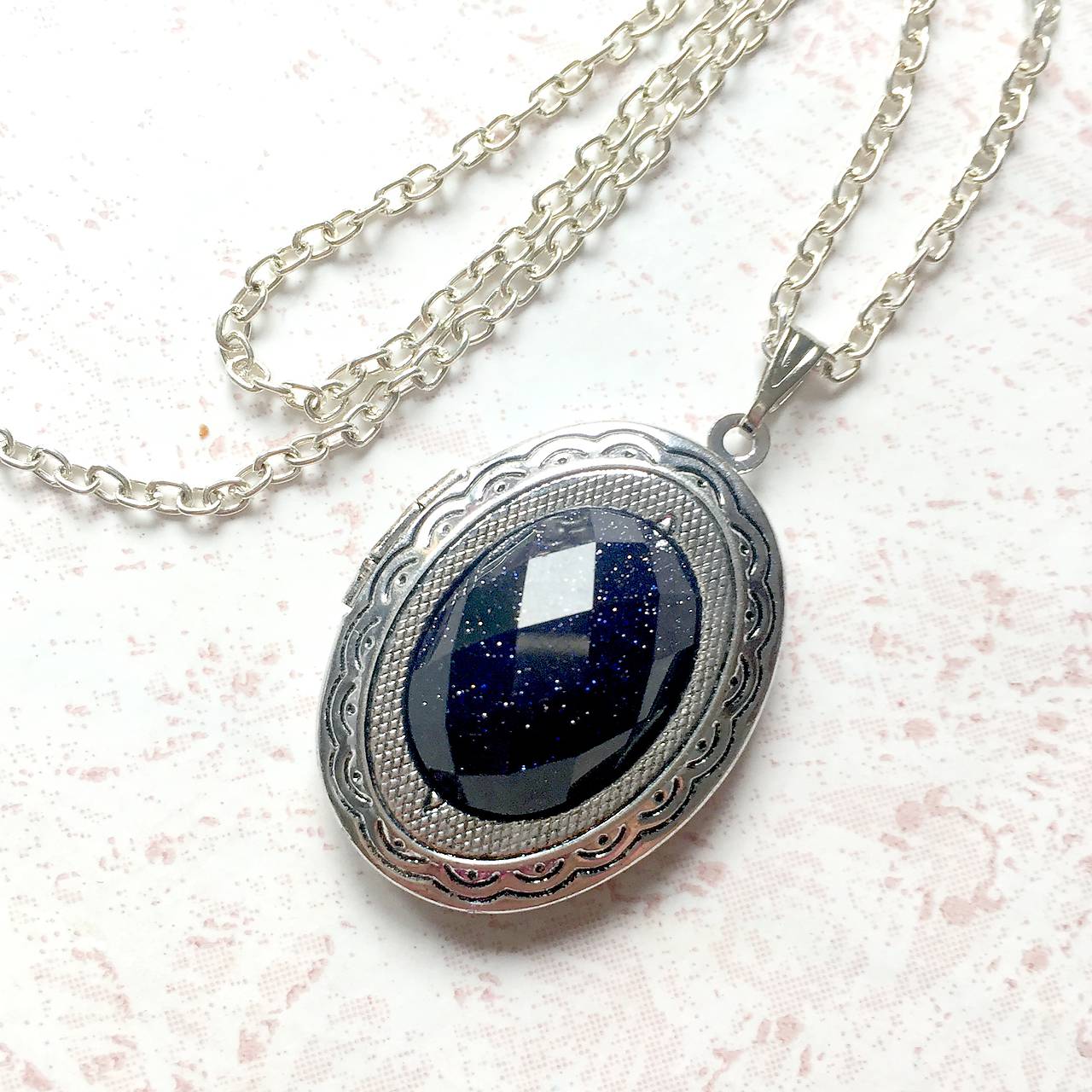 Oval Gemstone Antique Silver Locket Necklace / Otvárací medailón (Blue Faceted Sunstone)