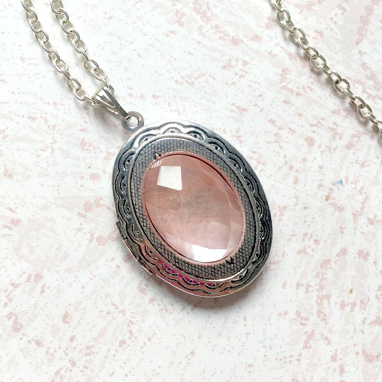 Oval Gemstone Antique Silver Locket Necklace / Otvárací medailón (Cherry Quartz Synt.)