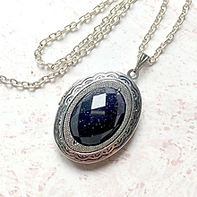 Náhrdelníky - Oval Gemstone Antique Silver Locket Necklace / Otvárací medailón (Blue Faceted Sunstone) - 11014058_