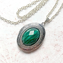 Náhrdelníky - Oval Gemstone Antique Silver Locket Necklace / Otvárací medailón (Malachite) - 11014080_