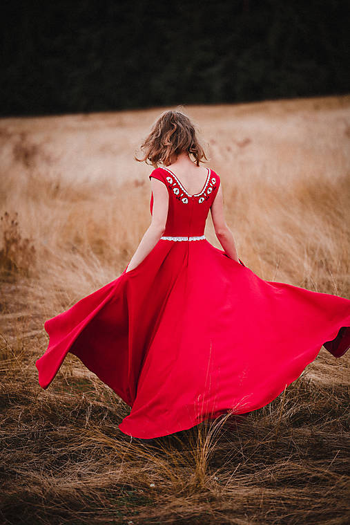 Červené šaty s výšivkou