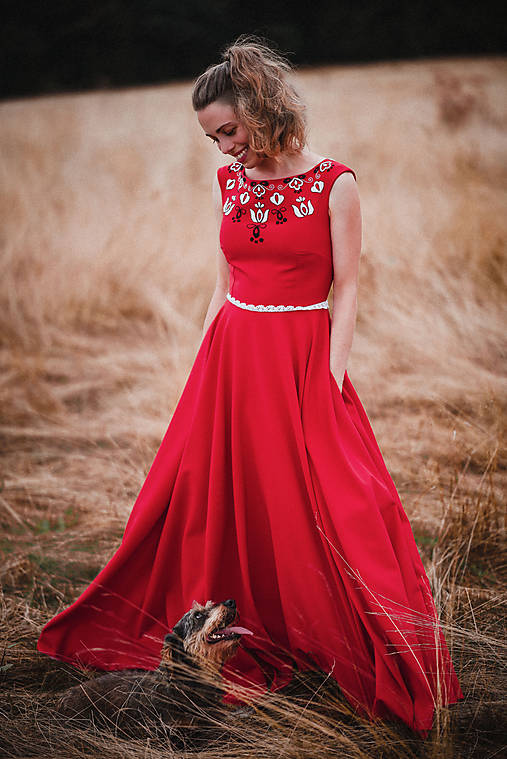 Červené šaty s výšivkou