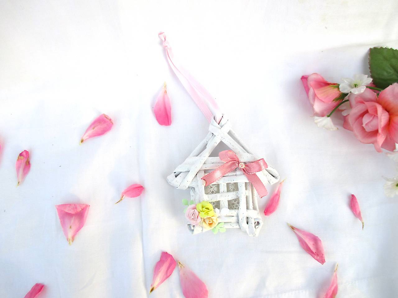 Roztomilý domček s ružičkami ♡