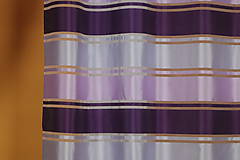 Úžitkový textil - Záclona vo fialovom pruhovanom pyžamku - 11011871_