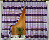 Záclona vo fialovom pruhovanom pyžamku