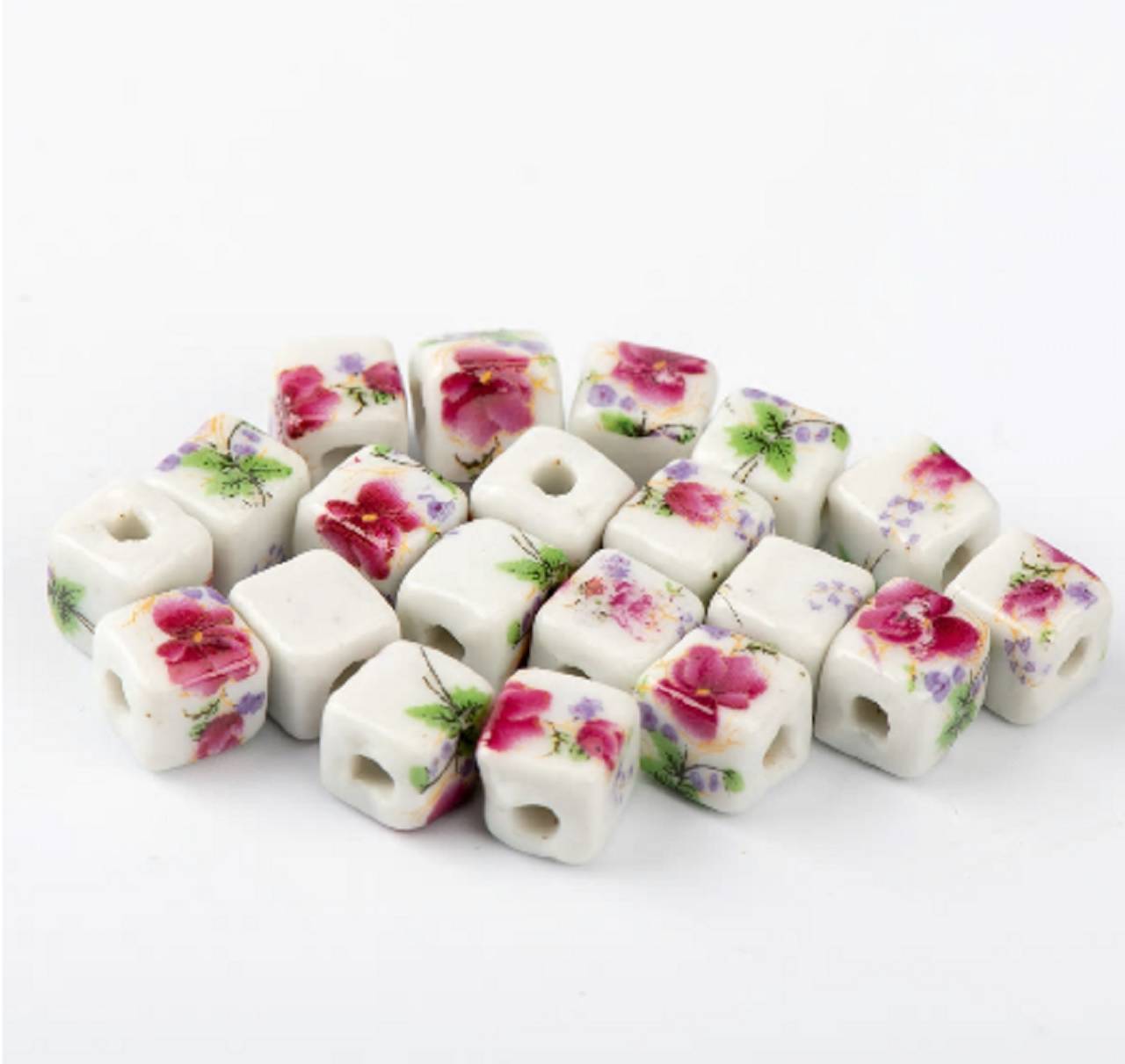 KE101 Korálka keramická štvorec 0,7 cm  (červeno zelené)