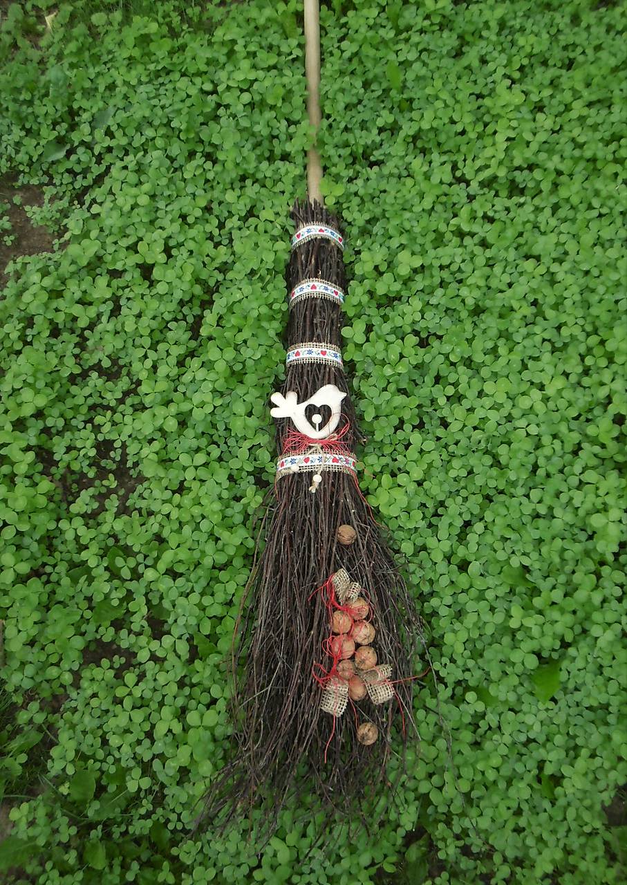 Prútená dekoračná folk metla s dreveným vtáčikom