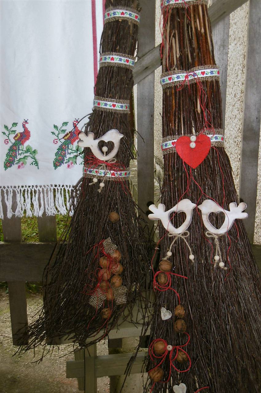 Prútená dekoračná folk metla s dreveným vtáčikom