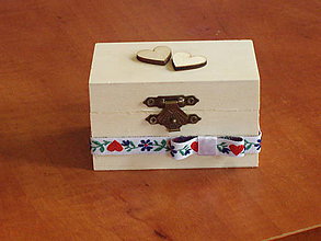 Prstene - Drevená folklorna krabička na obrúčky so srdiečkami - 11021572_