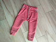 Detské oblečenie - Prešívané tepláčiky s farebnými vreckami - 11025589_