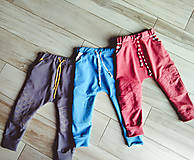Detské oblečenie - Prešívané tepláčiky s farebnými vreckami - 11025591_