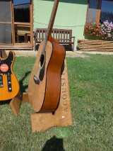 Iné - Skladací drevený stojan na gitaru (dub) - 11037594_