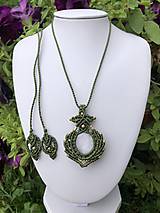 Náhrdelníky - Olivovo zelený makramé náhrdelník s ružovým opálom - 11039065_