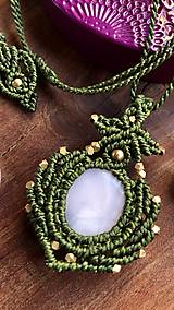 Náhrdelníky - Olivovo zelený makramé náhrdelník s ružovým opálom - 11039109_