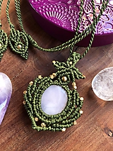 Olivovo zelený makramé náhrdelník s ružovým opálom