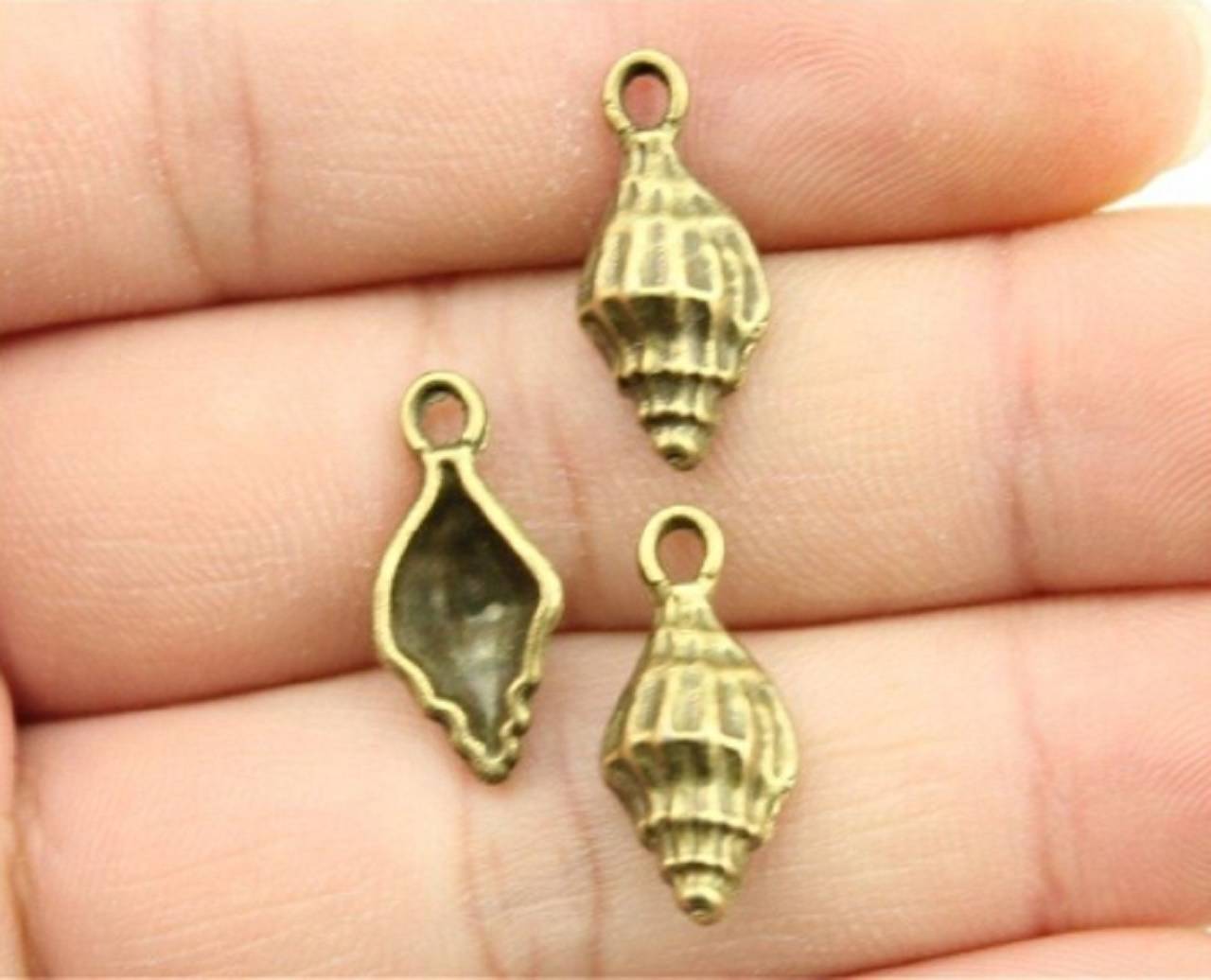 PR102 Prívesok mušľa 1,9 x 0,9 cm  (Meď/Bronz)