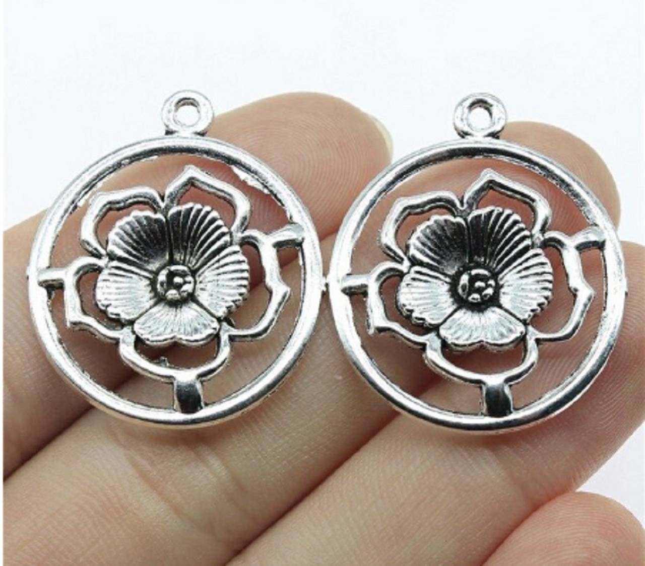 PR156 Prívesok kvietok 3,3 x 2,7 cm (Strieborná)