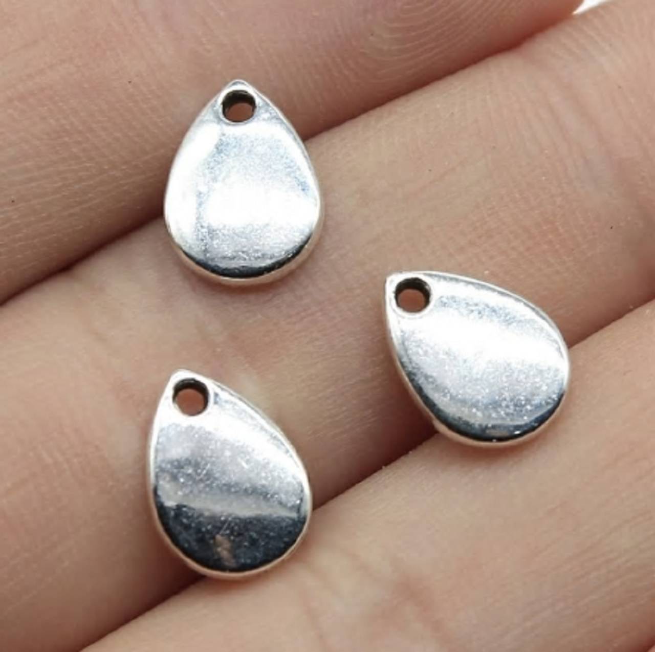 PR102 Prívesok slzička 1,1 x 0,8 cm (Strieborná)