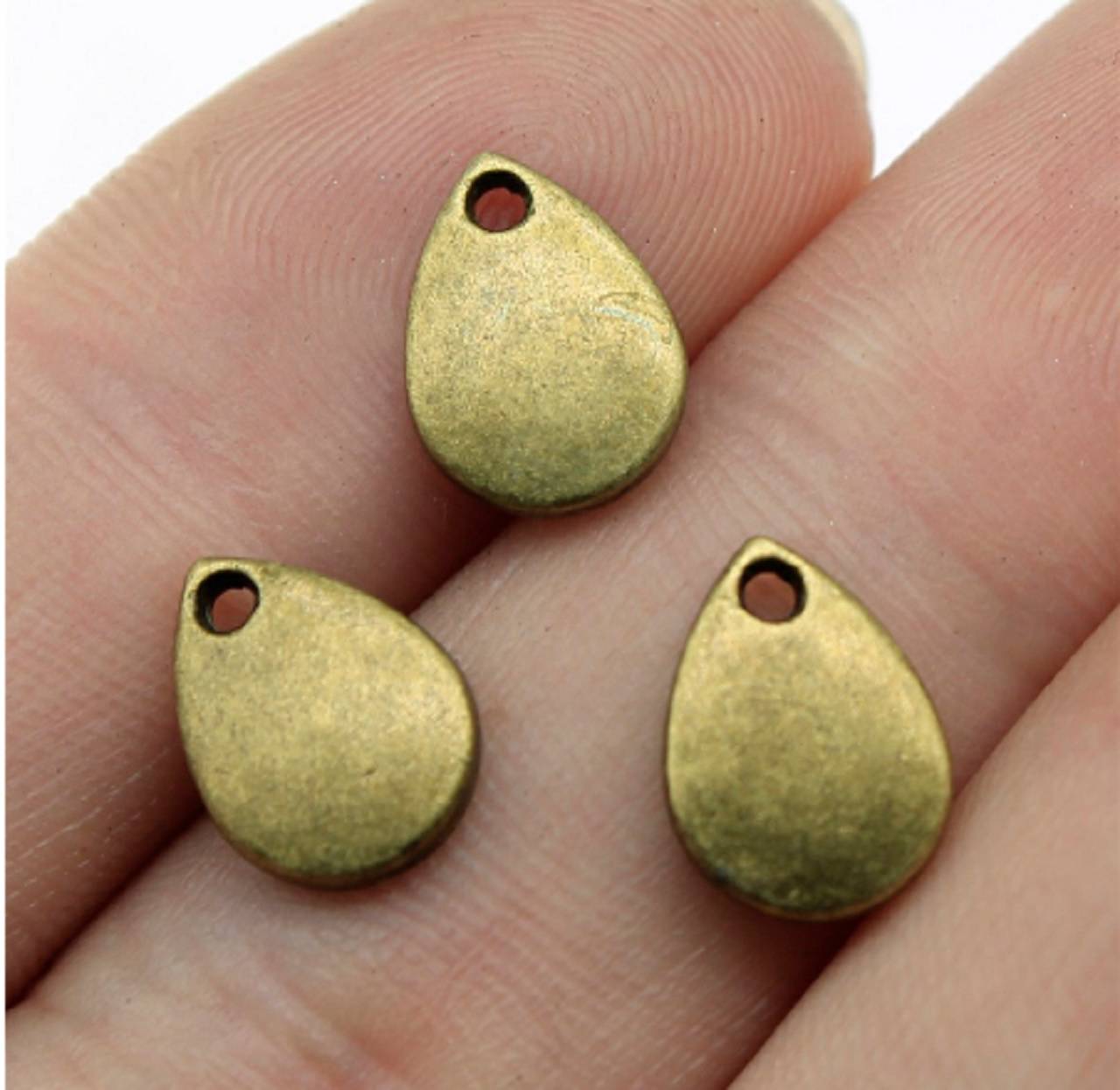 PR102 Prívesok slzička 1,1 x 0,8 cm (Meď/Bronz)
