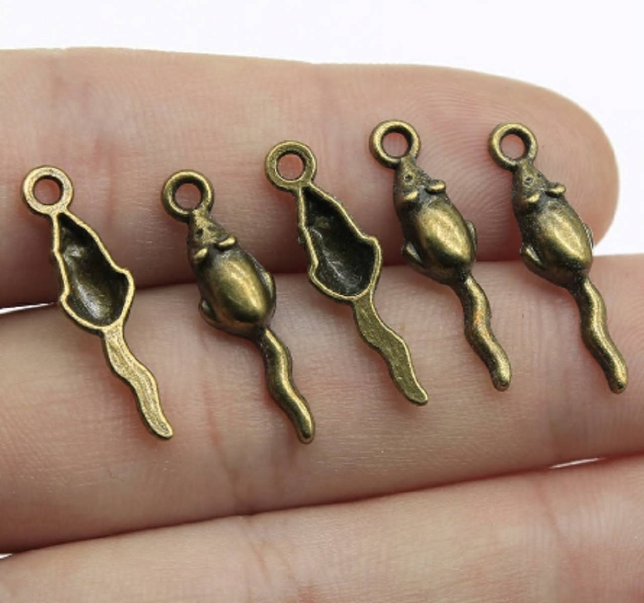 PR102 Prívesok myška 2,4 x 0,6 cm