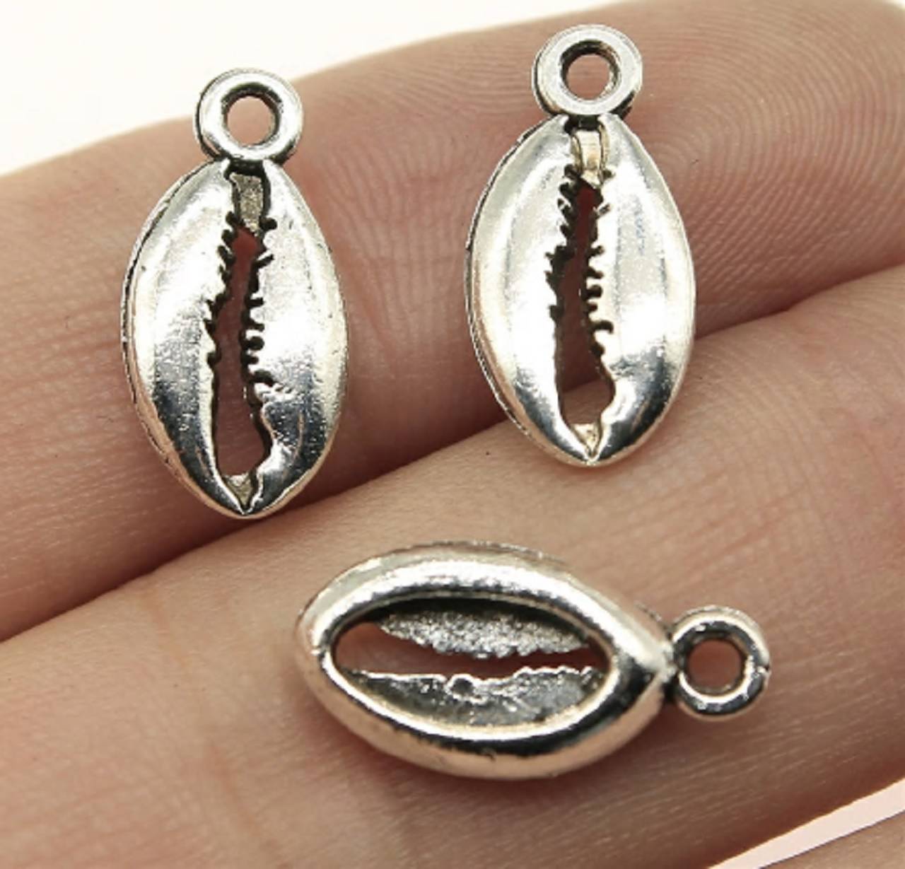 PR102 Prívesok mušľa 1,7 x 0,8 cm