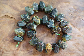 Minerály - Granát zelený 25x13 - 11039426_