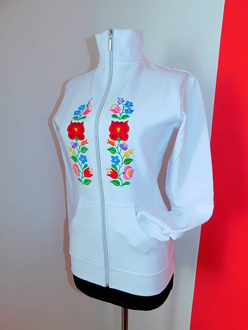 Mikiny - Ručne vyšívaná dámska mikina - 11040676_