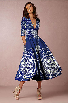 Šaty - FLORAL FOLK " Slovenská ornamentika ", spoločenské šaty v dĺžke midi (Modrotlač + biely akvarel) - 11056297_