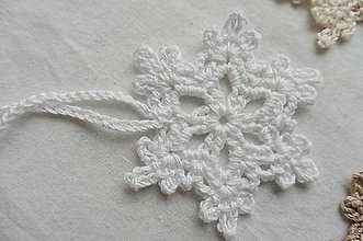 Dekorácie - Závesné dekorácie/vianočné snehové vločky (vločka biela) - 11057089_