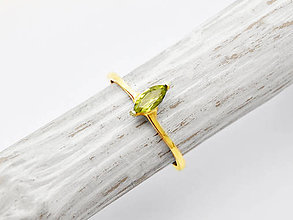 Prstene - 585/1000 zlatý prsteň s prírodným olivínom - 11062876_