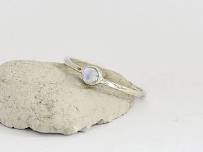 Prstene - 925/1000 Strieborný prsteň s prírodným mesačným kameňom - 11068352_