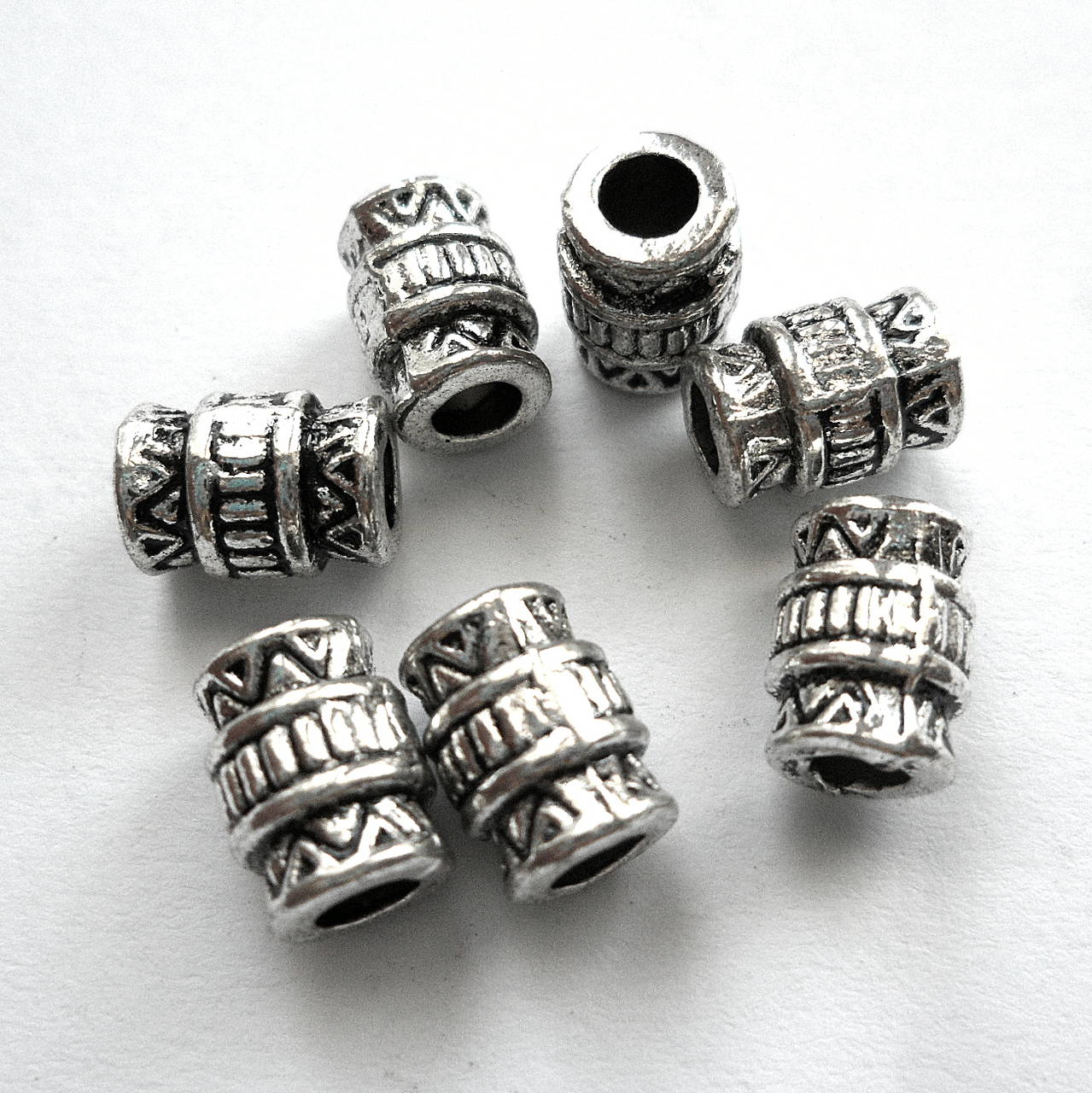 Kovový valček-1ks (5,7x7,7mm/otvor 2,7mm-platina)