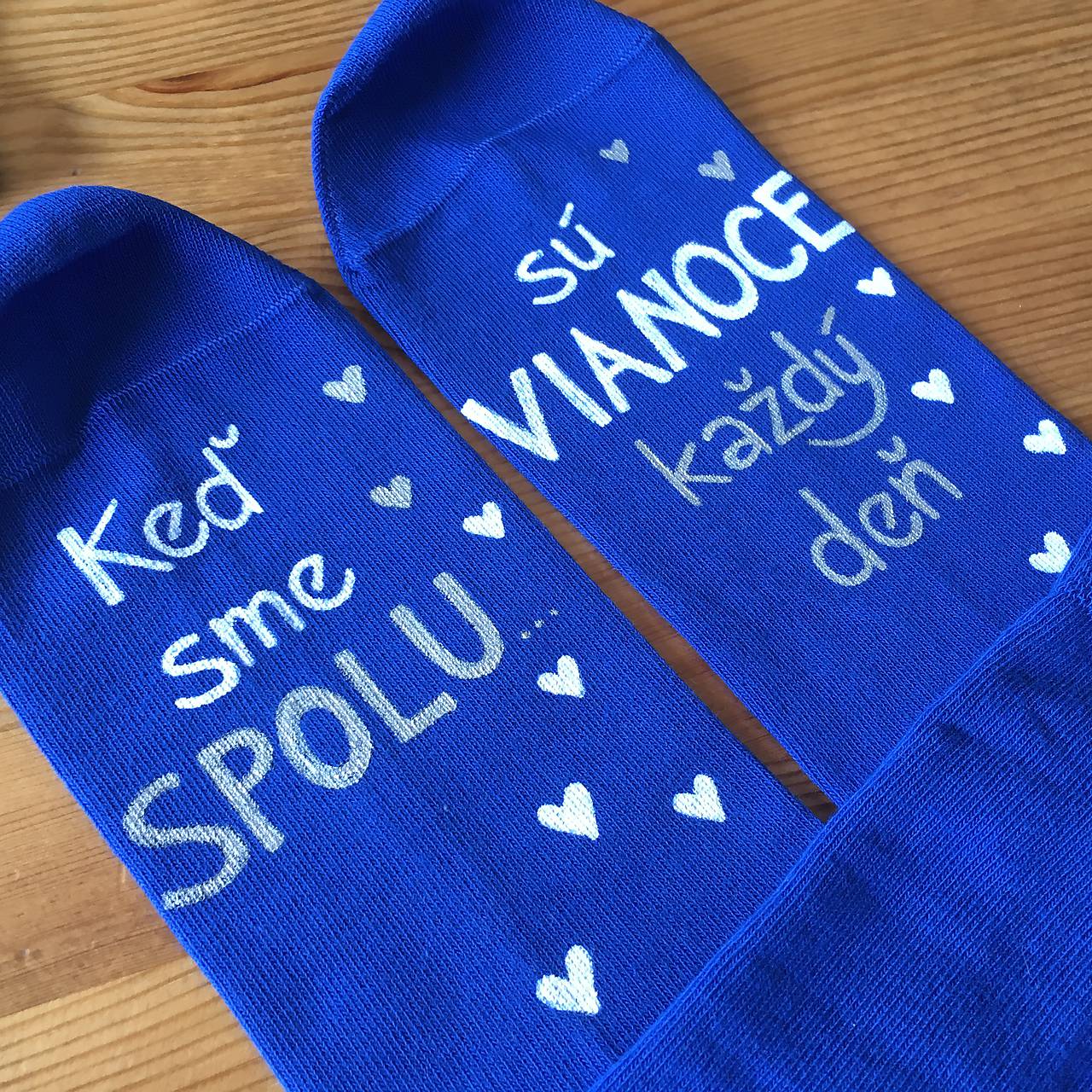 Maľované vianočné ponožky s nápisom: "Keď sme spolu, sú VIANOCE každý deň"  (kráľovsky modré)