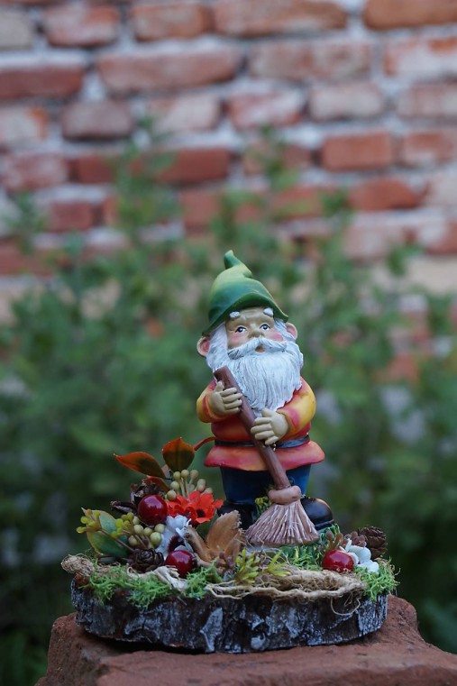 Dekorácie - Jesenná dekorácia s trpaslíkom - 11073604_