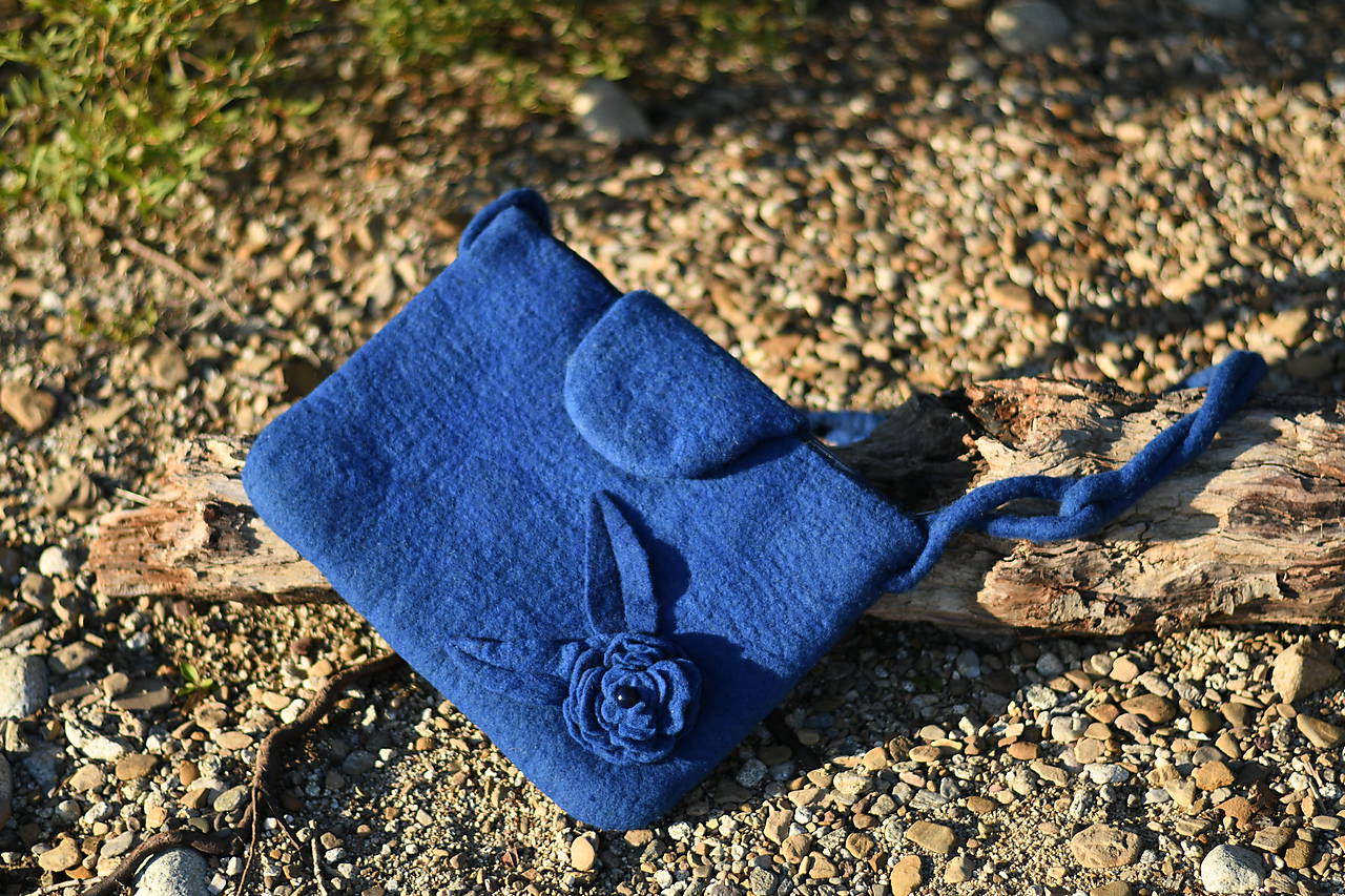 plstená kabelka - modrý kvet