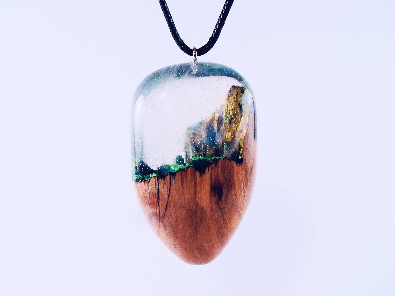 Drevený náhrdelník - Dúha v pralese