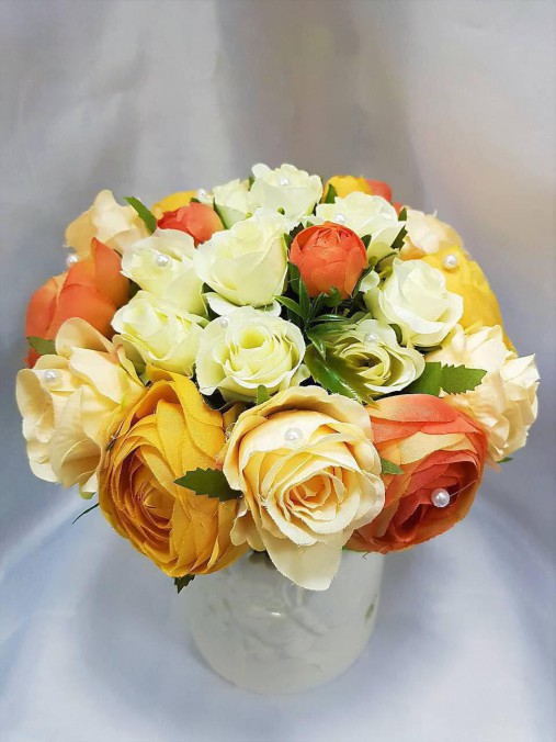  - Kytička mix oranžových, broskyňových a krémových kvetov s bielymi perličkami - 9440748_