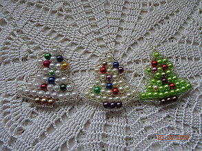 Dekorácie - Vianočný stromček z korálok - 11078503_
