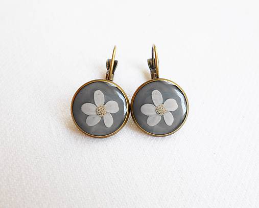 Náušnice - Živicové náušnice 1,4 cm - Biele kvety (starobronz) - 11080854_