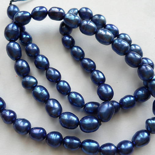 Sladkovodné perly-návlek cca 36cm (4x6mm-tm.modrá)