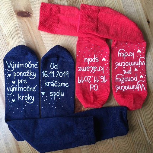 Maľované ponožky pre novomanželov s nápisom "Výnimočné ponožky pre výnimočné kroky/ Od (dátum) kráčame spolu (červené + tmavomodré)