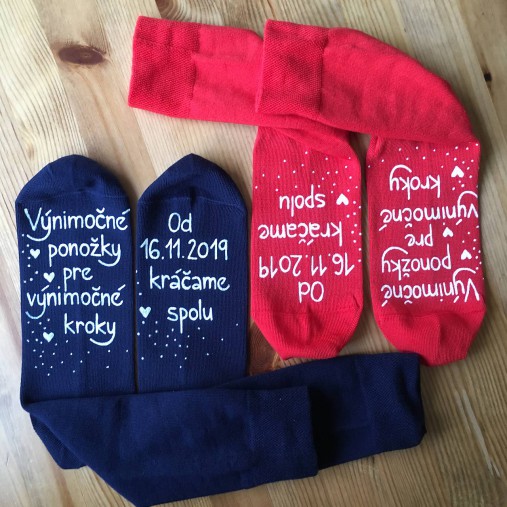Maľované ponožky pre novomanželov s nápisom "Výnimočné ponožky pre výnimočné kroky/ Od (dátum) kráčame spolu (červené + tmavomodré)