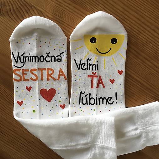 Maľované ponožky so slniečkom a srdiečkami a nápisom na želanie  (výnimočnú sestru, ktorú ľúbite ❤️ - biele)