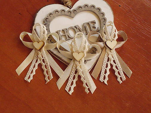 Svadobné pierka - Č. 365 Pierka so smotanovou krajkou a srdcom (Malé pierka _ srdce s gravírovanymi iniciálmi mien) - 11090450_