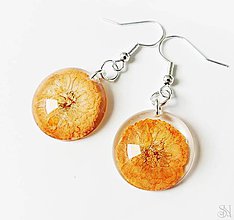 Náušnice - Kruhové náušnice zo živice s oranžovými kvetmi -pôvodná cena 7 eur - 11096918_