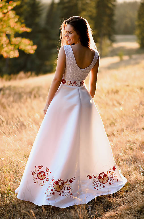 Svadobné šaty s výšivkou